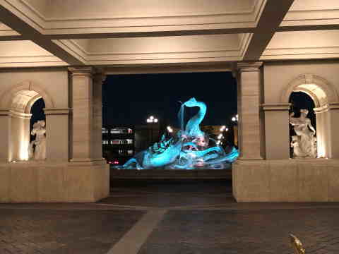 ミラコスタのホテル前の噴水のライトアップ